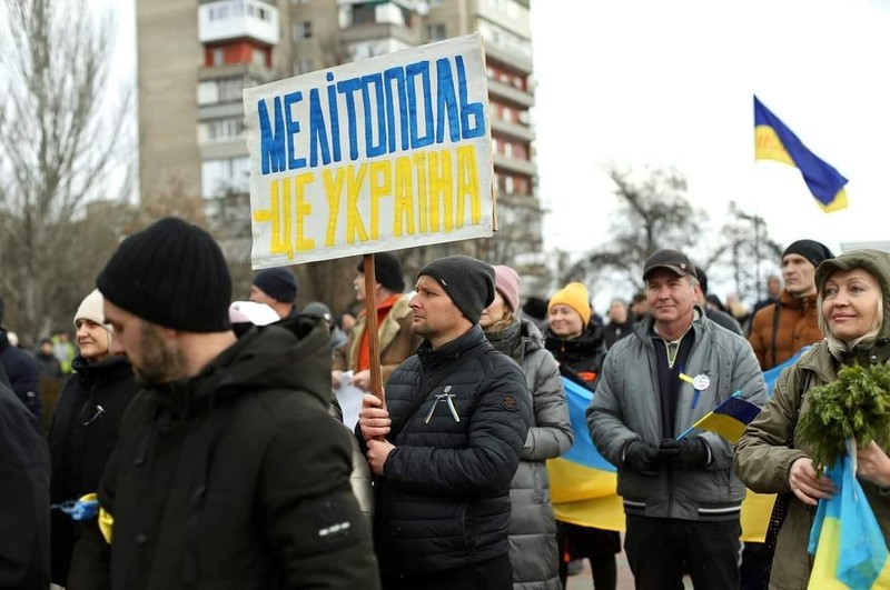 Un protestar și o pancartă cu mesajul: „Melitopol e Ucraina”