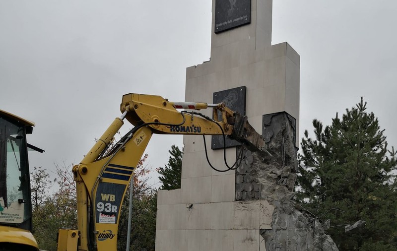 Primăria Sectorului 1 a demolat statuia din fața Universității Bioterra: „Un kitsch amplasat ilegal pe domeniul public”