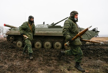 Militanții pro-ruși ai autoproclamatei Republici Populare Donetsk, în Ucraina. Foto: EPA