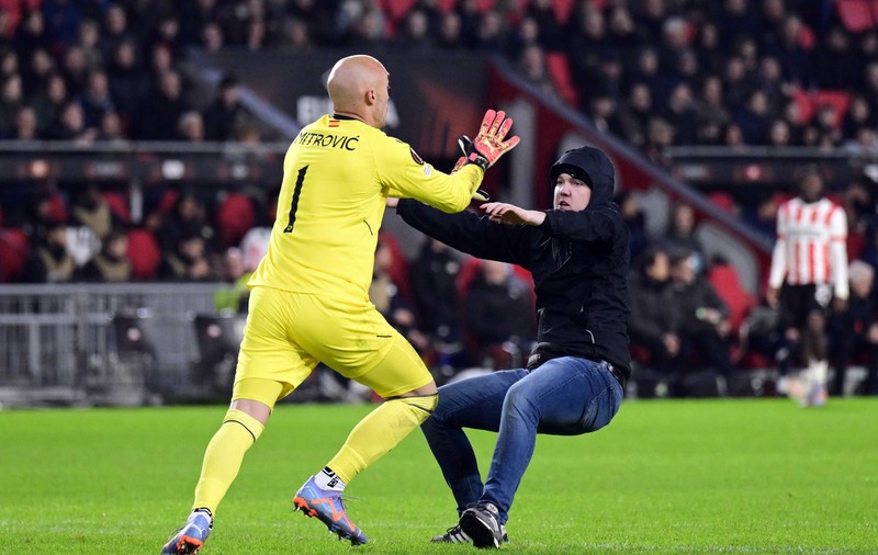 Portarul lui FC Sevilla a fost atacat de un huligan în timpul meciului de la Eindhoven, din Europa League: „Era beat. Dacă cineva mă lovește, mă apăr”
