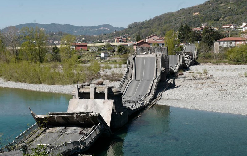 VIDEO / Un pod din nordul Italiei s-a prăbușit. Doi șoferi au fost răniți