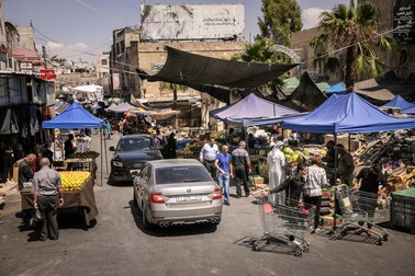 Stradă aglomerată din apropierea unui bazar din orașul Hebron