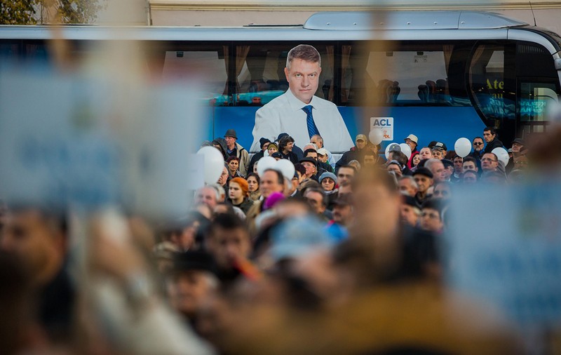 A fost „primarul care ne-a scos din praf și ruine”. Azi e „președintele care ne-a mințit”. Cum e văzut Klaus Iohannis acum din Sibiu
