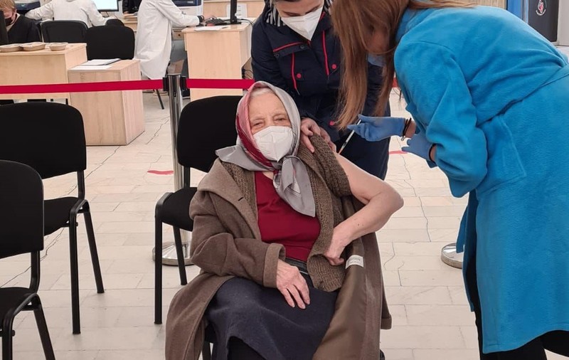 O bunică de 105 ani s-a vaccinat astăzi cu a treia doză: „Singura soluție să scăpăm e vaccinul”