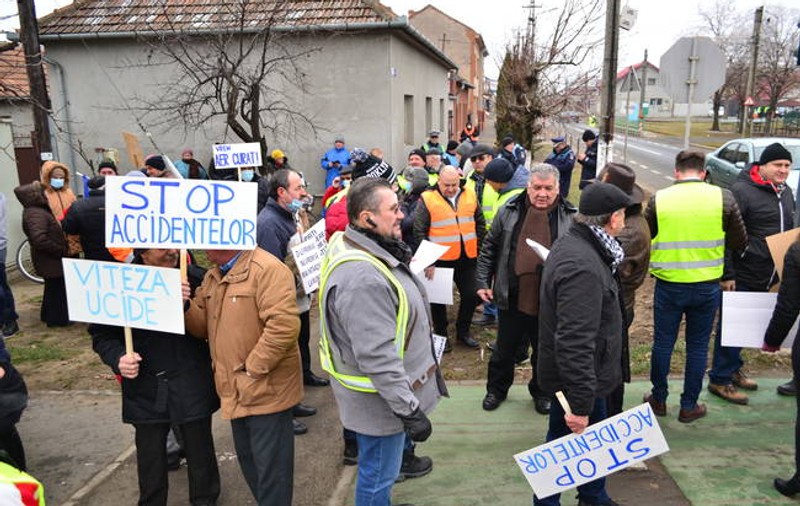 Protest împotriva noxelor, la Arad. Locuitorii unui cartier cer devierea șoselei de centură