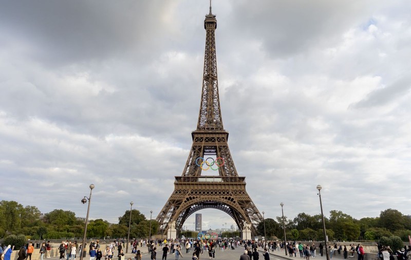 Incendiu la Turnul Eiffel, 1.200 de turiști evacuați. De la ce ar fi pornit focul | VIDEO