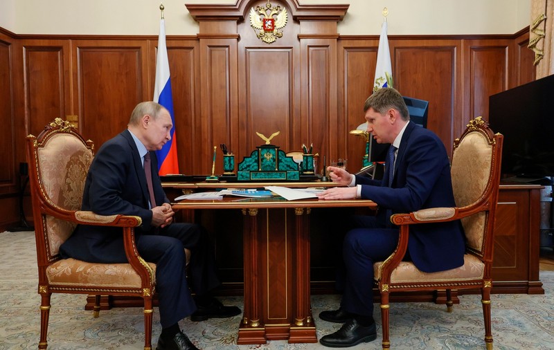 Vladimir Putin a revenit în biroul de la Kremlin, în prima apariție după atacul cu drone asupra Kremlinului. Ce imagini au fost transmise la TV