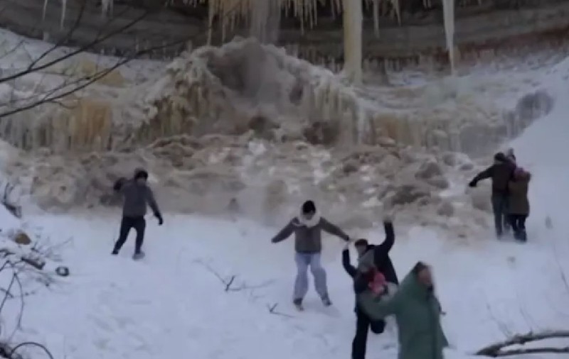 Momentul terifiant când un ghețar uriaș se desprinde și cade peste turiști, în Estonia | VIDEO