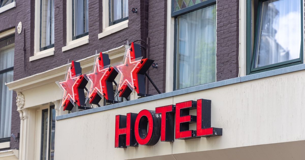 Imagine detaliată a textului unui hotel de trei stele din Amsterdam, unul dintre cele mai populare orașe turistice din Europa