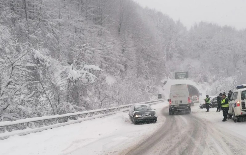 Țara vecină cu România, lovită de viscol și zăpezi-record la sfârșitul lui martie. Utilajele de deszăpezire, neputincioase
