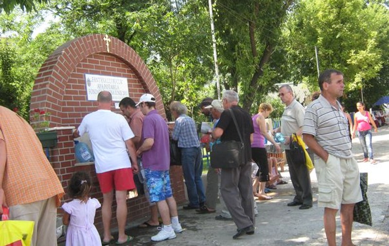 S-au îmbulzit să ia apă de izvor gratis de la Obor