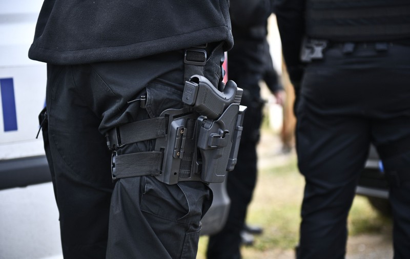 O polițistă din București, anchetată după ce și-a uitat arma în toaleta unei benzinării. Unde a fost găsit pistolul