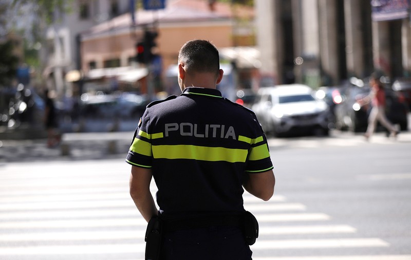 Bărbat din București, arestat după ce și-a urmărit soția în trafic, a spart geamul mașinii și a lovit-o. Unde a fost prins