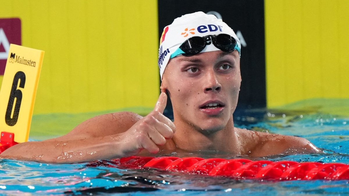 David Popovici stă în bazin și ridică degetul mare în semn de victorie, după ce a câștigat semifinala la 200 metri lider de la Campionatele Europene de la PAris, 13 august 2026