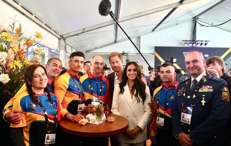 Prințul Harry și Meghan Markle, de vorbă cu militarii români de la Jocurile Invictus: ”Au cunoscut și umorul românesc”