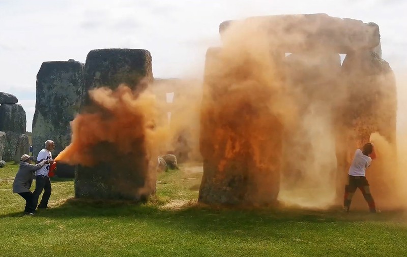 Monumentul Stonehenge din Marea Britanie, vandalizat de activiști de mediu. Două persoane au stropit cu vopsea pietrele antice