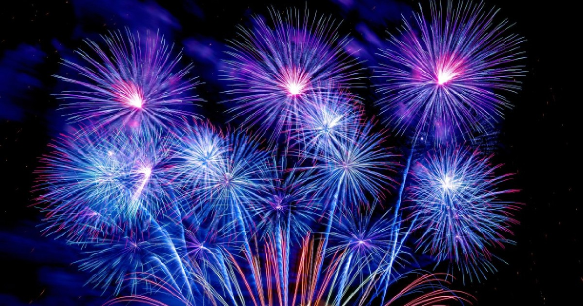 focuri de artificii colorate pe fundal negru
