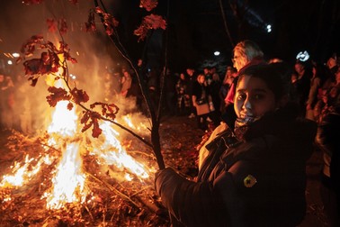 În dimineața de dinaintea Crăciunului pe rit vechi, se taie crengi de stejar cărora li se dă foc seara