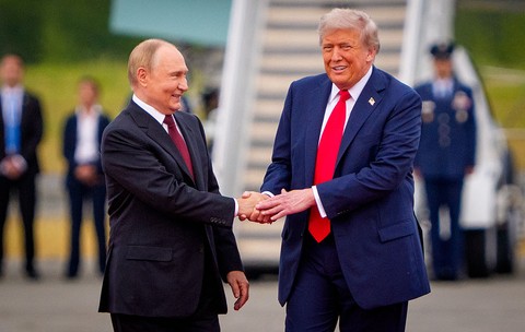 Donald Trump (stânga) și Vladimir Putin înainte de summitul din Alaska Sursa foto: Getty Images