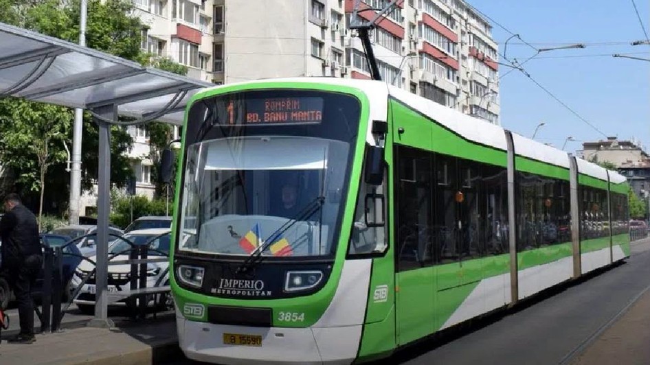 Model de tramvai Astra Imperio, într-o stație din București