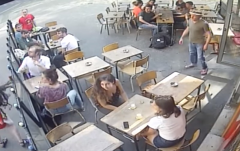 VIDEO| Imaginile care au stârnit furie în Franța: O tânără fost pălmuită pe o stradă din Paris de un bărbat care a hărțuit-o înainte