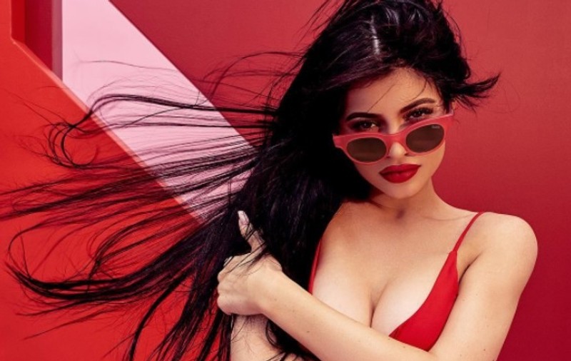 Kylie Jenner a împodobit un brad de 6 metri. Ornamentele sunt roz, semn că așteaptă o fetiță
