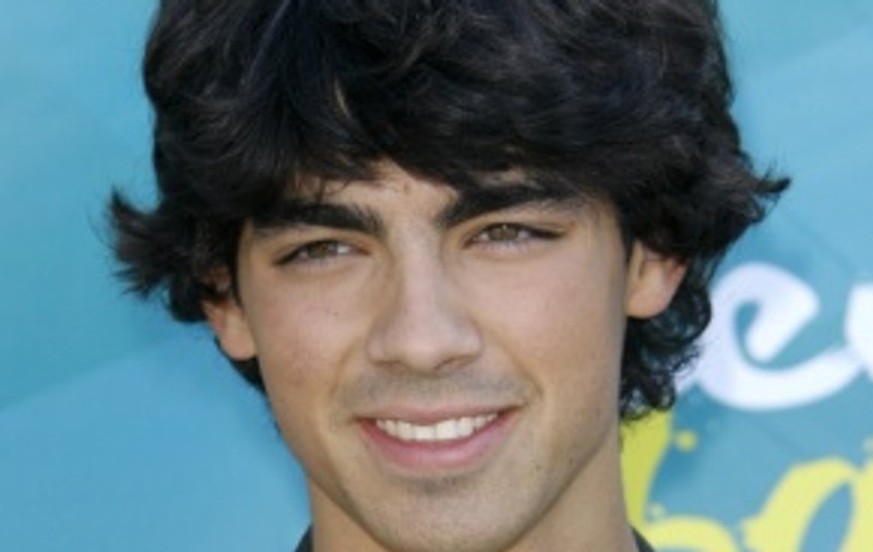 Joe Jonas îşi lămureşte fanii: este singur!