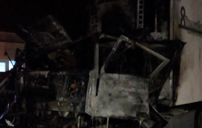 Doi bărbați au fost răniți grav într-un incendiu care a cuprins în întregime cabina unui TIR, în Vrancea/FOTO