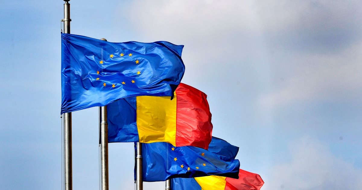 Drapelele Uniunii Europene si al Romaniei flutura in fata sediului guvernului din Piata Victoriei