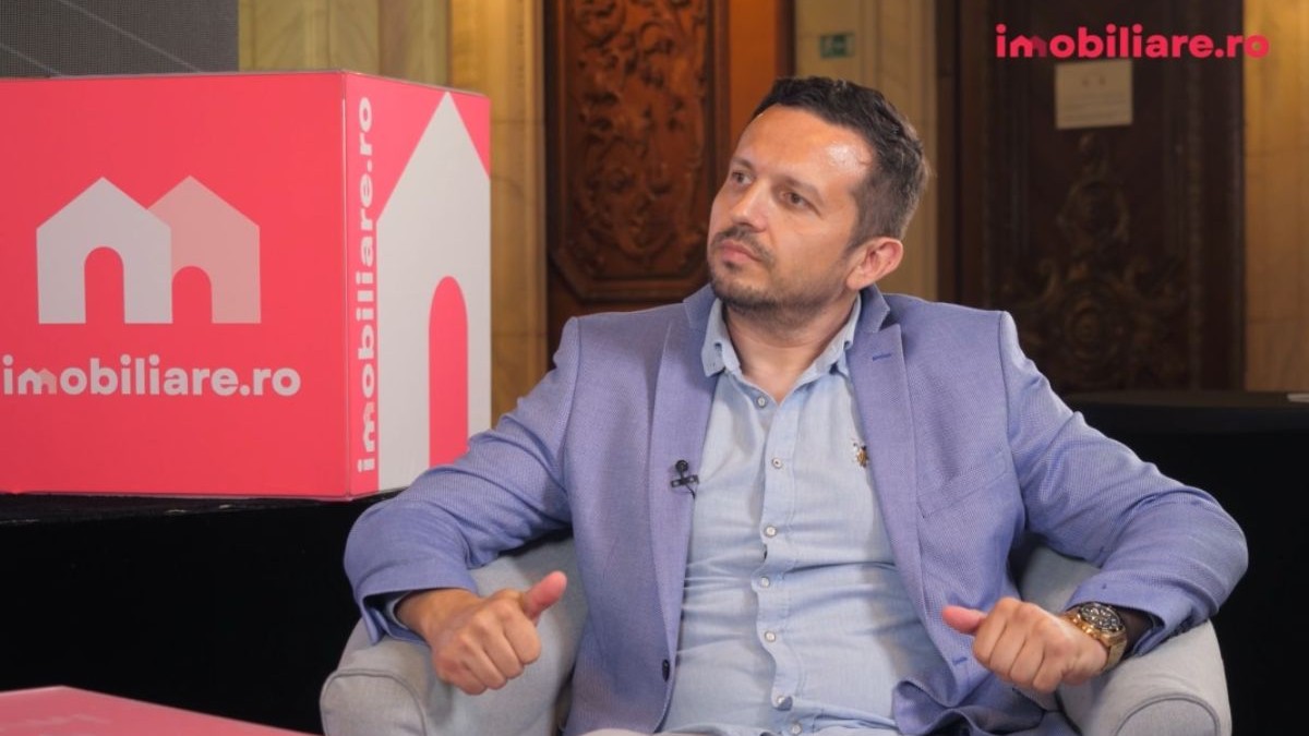 Claudiu Matei, CEO Building Ștefan, îmbrăcat cu un sacou albastru și o cămașă gri, la interviurile Imobiliare.ro, la Salonul Imobiliar București