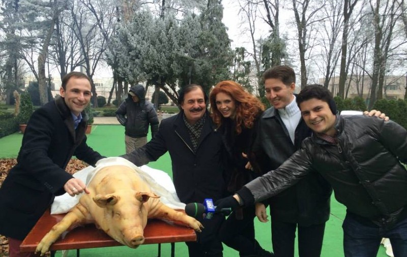 MĂMĂLIGĂ, CARNE LA CEAUN ŞI ŢUICĂ FIARTĂ, DISTRACŢIE ASIGURATĂ! AŞA A PETRECUT CRISTINA SPĂTAR! | FOTO