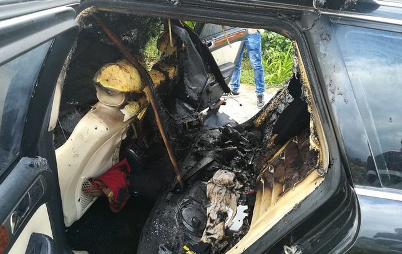 Explozie la revervorul unei mașini în Dâmbovița. Doi bărbați, răniți în urma deflagrației