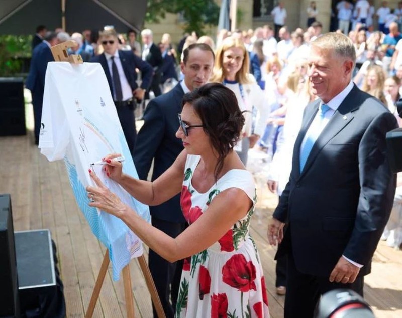 Cât a costat rochia purtată de Carmen Iohannis la Ambasada României de la Paris, înainte de Jocurile Olimpice. Geanta a fost mai scumpă decât ținuta