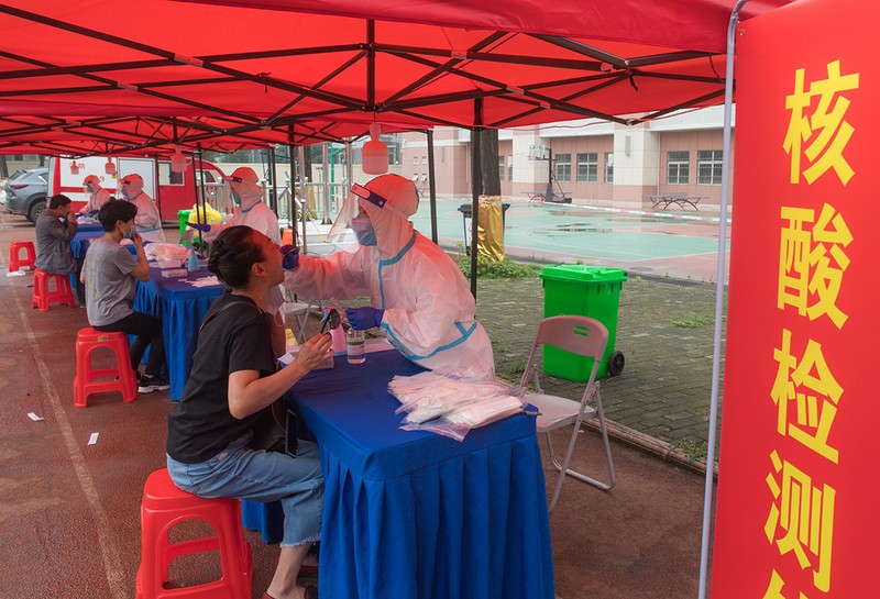 Teste COVID se fac în corturi instalate pe străzile din Wuhan Foto: Hepta
