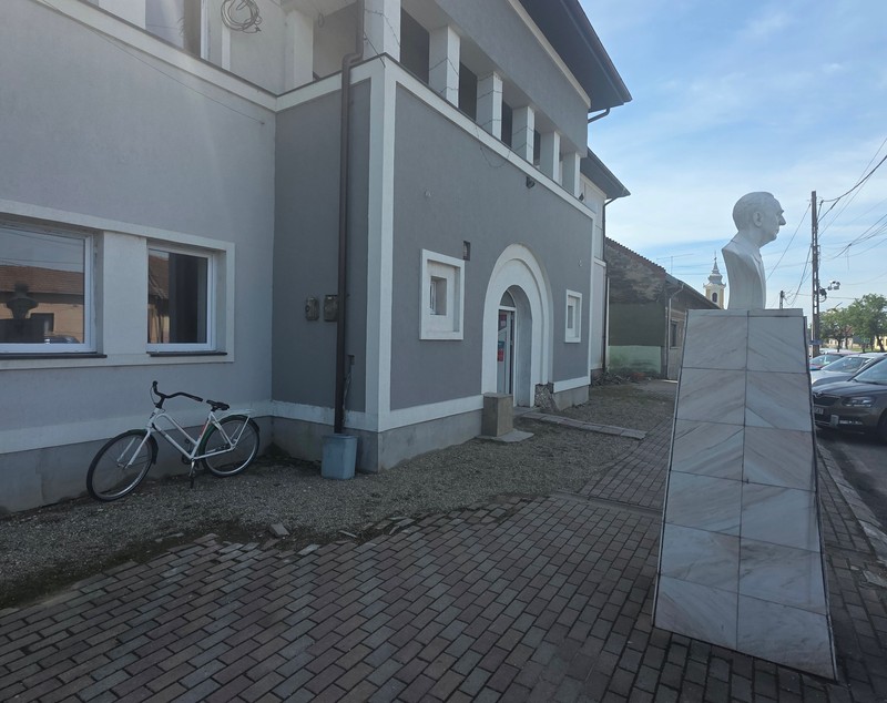 O româncă plecată la muncă în străinătate acuză primăria, cu care este vecină, că i-a umplut locuința de igrasie: „Tot ce am câștigat am investit în casă”. Explicația primarului