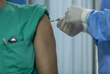 Un cadru medical se vaccinează la Institutul Matei Balș | Foto: Vlad Chirea