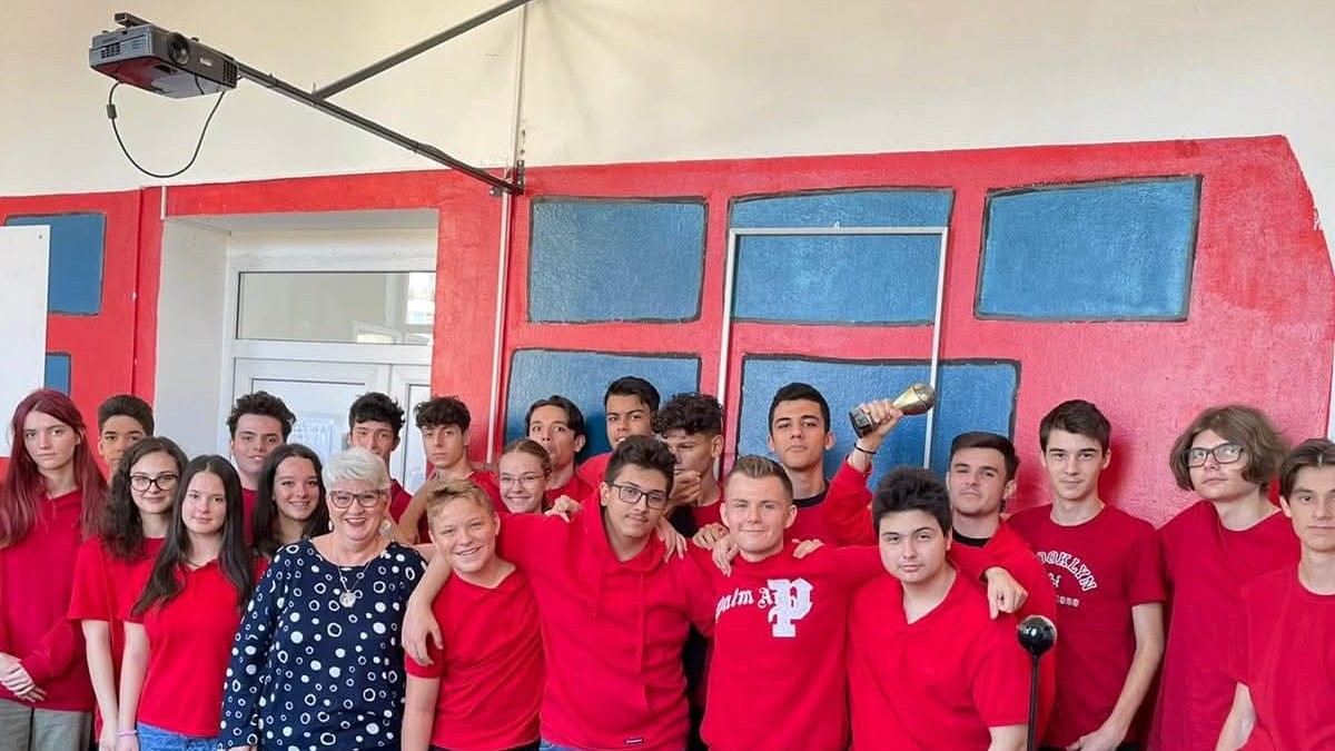 Grup de elevi împreună cu profesoara lor.