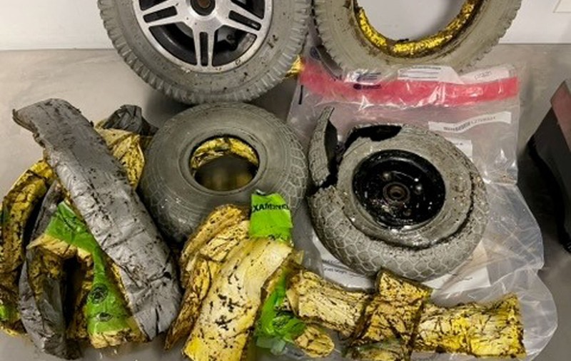 O femeie a fost prinsă cu cocaină de 450.000 de dolari ascunsă în cauciucurile scaunului cu rotile, pe Aeroportul John F. Kennedy din New York