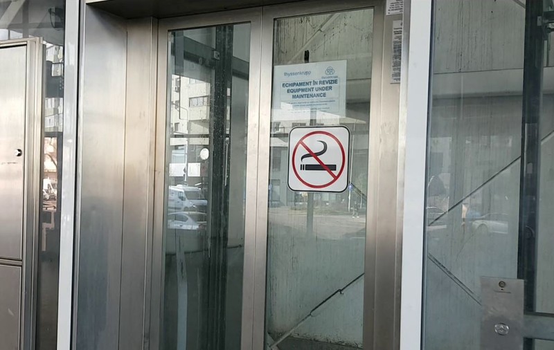 O femeie a fost prinsă între ușile liftului. Ea se uita la telefon și nu a văzut că liftul este defect