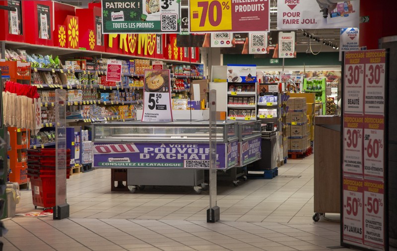 Un tânăr și-a dat demisia și a plecat din magazinul în care lucra cu un coș în valoare de 950 de euro pe care a plătit doar 12 cenți