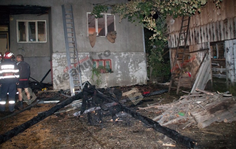 Casa unei familii cu patru copii a ars într-un incendiu în Bistrița. Oamenii au rămas pe drumuri
