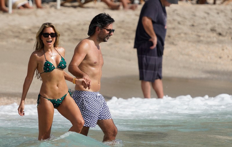 Fosta soție a fotbalistului olandez Rafael van der Vaart, incendiară în Caraibe. Sylvie Meis, în tandrețuri pe plajă cu artistul Niclas Castello