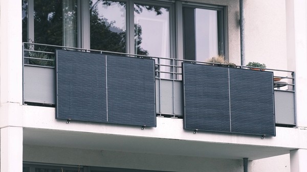 Un nou fenomen ia amploare în Europa: oamenii își pun panouri solare pe balcon. Sursă foto: Profimedia Images