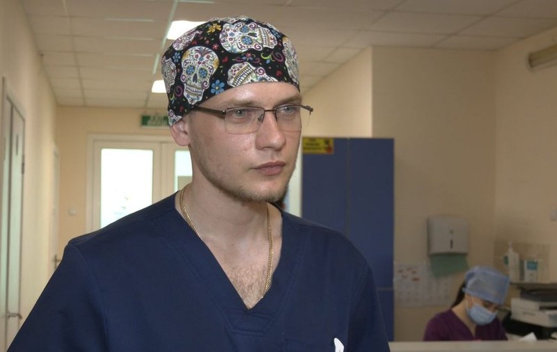 „Am operat la lumina telefonului”. Cum a salvat un chirurg viețile răniților din Mariupol
