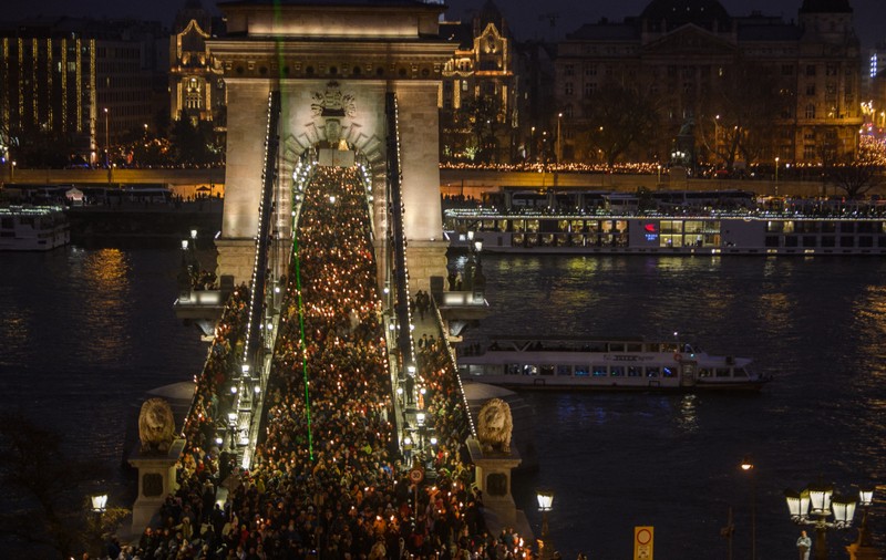 Peste 50.000 de oameni protestează la Budapesta și cer demisia premierului Viktor Orban: „Să protejăm copiii”