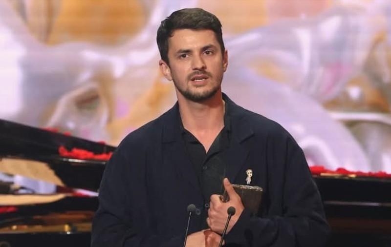 Premiul câștigat de Vlad Udrescu, protagonistul serialului „Ana, Mi-ai fost scrisă în ADN”. Primele declarații: „Pe scenă mă simt liber și împlinit”