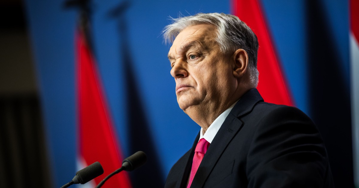 Premierul Ungariei, Viktor Orban, în timpul unei conferințe de presă, este trist și privește serios, fotografie este realizată din profil.