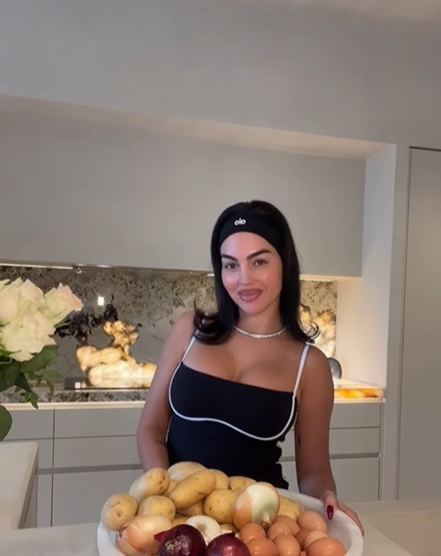Georgina Rodriguez, virală pe Instagram cu rețeta ei de omletă spaniolă. Clipul în care iubita lui Cristiano Ronaldo gătește are peste 71 de milioane de vizualizări