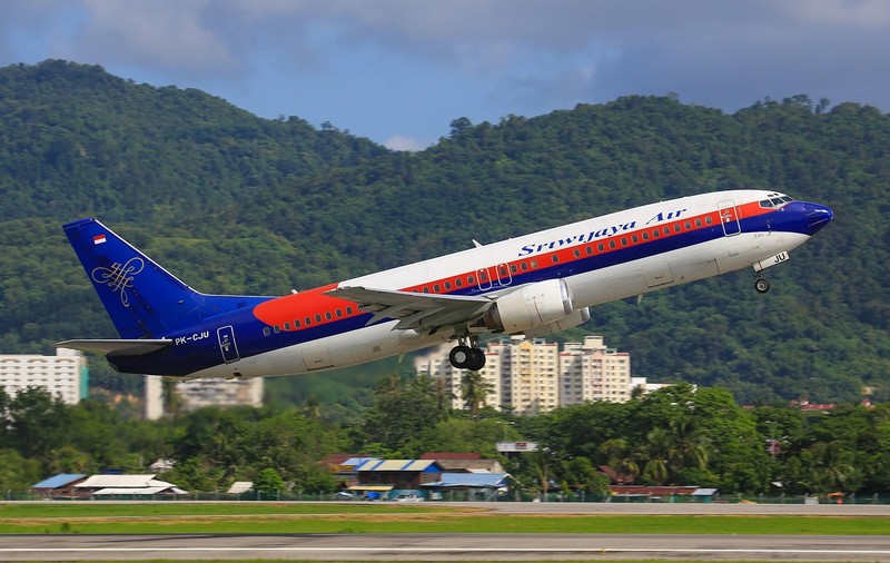 VIDEO | Autoritățile indoneziene au confirmat că avionul dispărut de pe radar după decolare s-a prăbușit în mare. La bord erau 62 de persoane