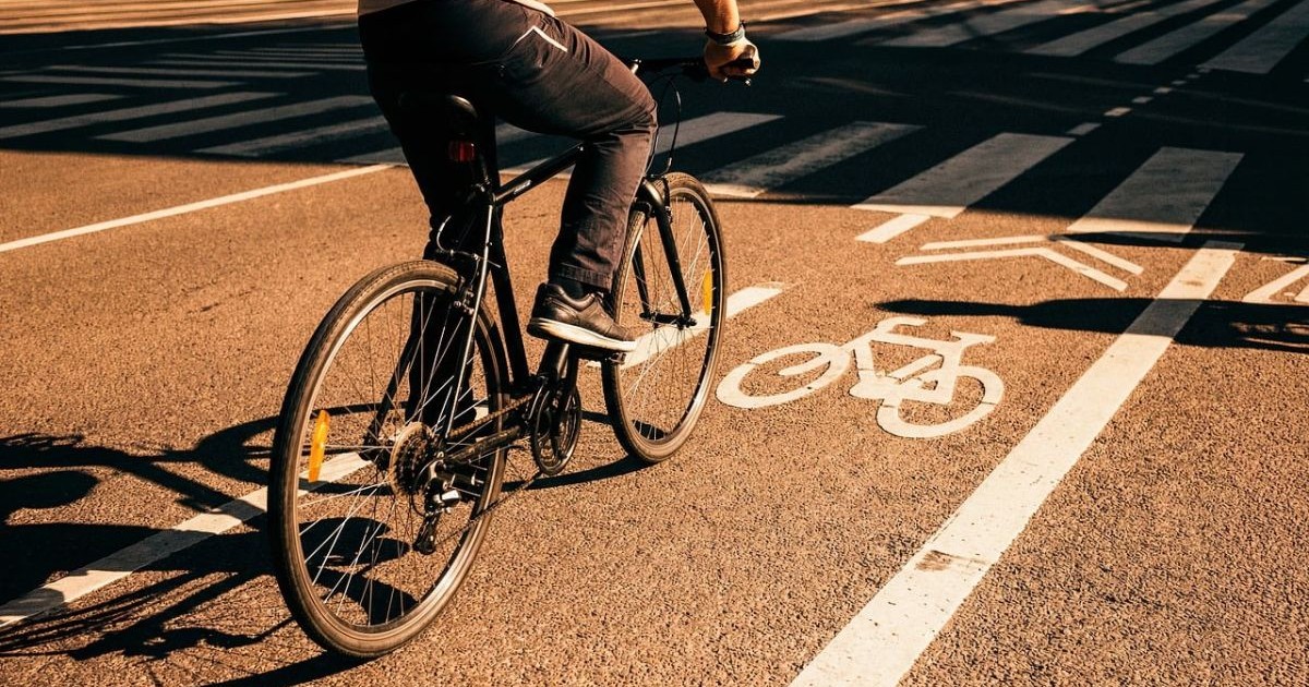 Bicicleta merge pe pista.
